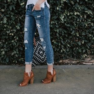 Vici Collection NWT Ari Distressed Jeans Size 1